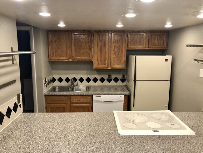 Building Photo - 4830 Highland Cir
