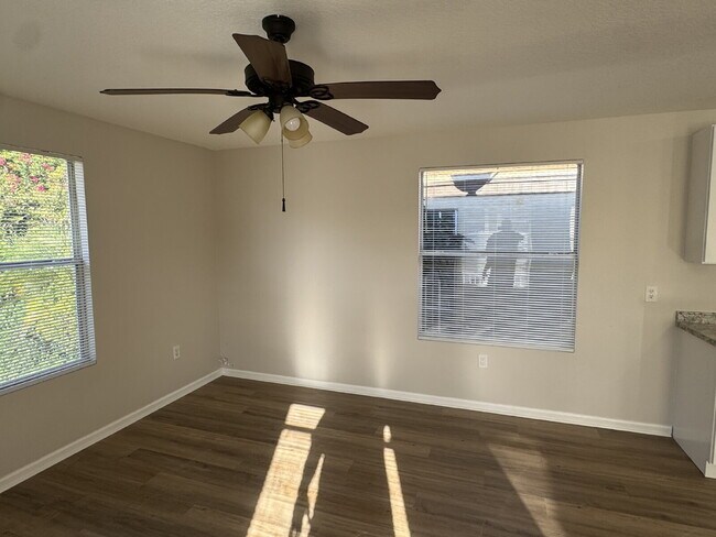 Foto del edificio - "Spacious 4-Bedroom Home with 2 Full Baths...