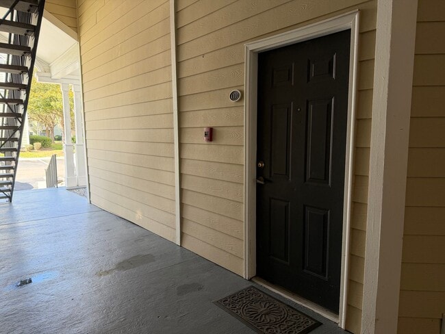 Foto del edificio - First Floor Condo - Estate at Westbury