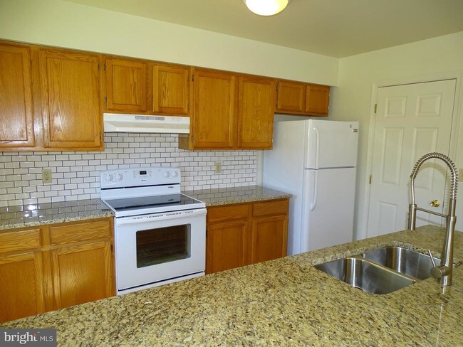 Building Photo - 2337 McCleary Dr