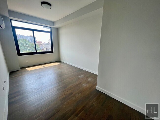 Foto del edificio - Modern Bright 2BR 1BA w/ Balcony & Soaring...