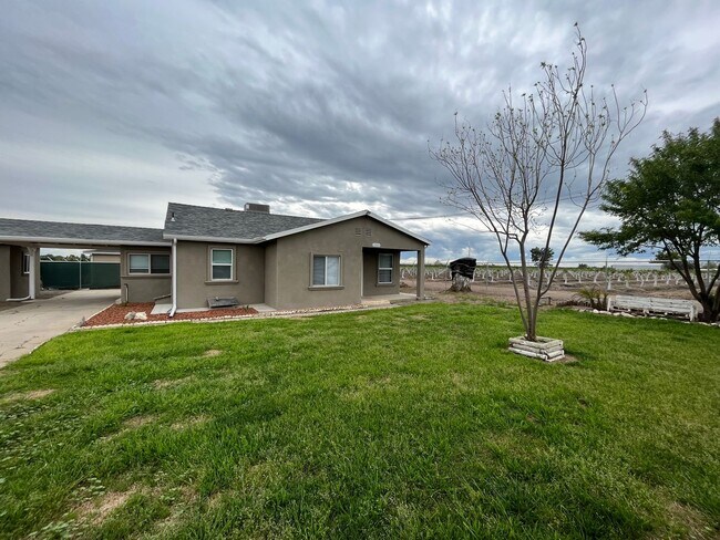 Foto del edificio - Updated Country home available Now!