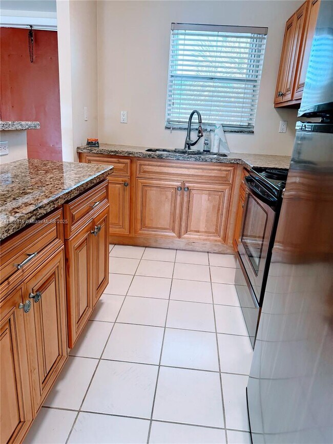 Foto del edificio - 8595 Sunrise Lakes Blvd