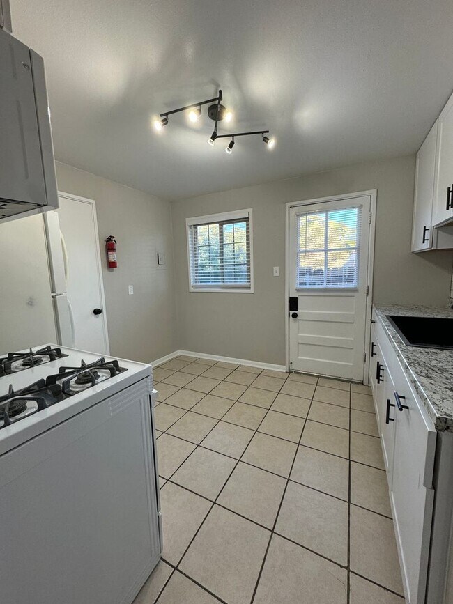 Building Photo - 464-464 Glen View Ct