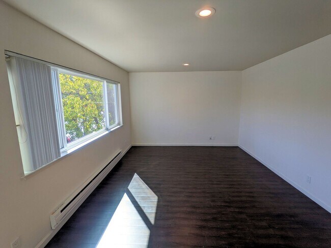 Building Photo - 1114 Hopkins Ave