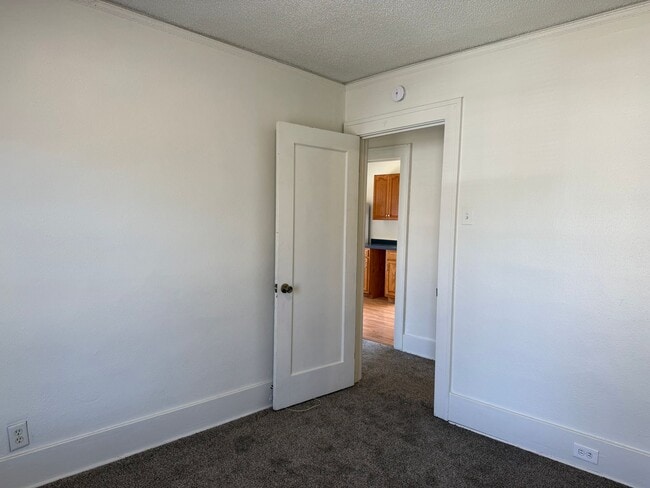 Building Photo - 722 8th Ave N