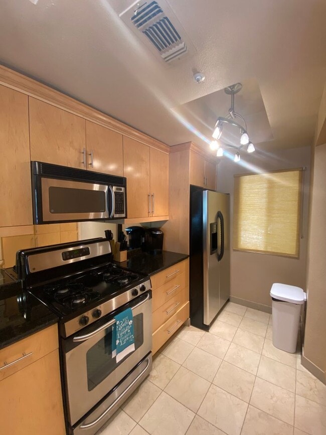 Foto del edificio - Fully furnished 2 bedroom unit in 24/7 guard gated community