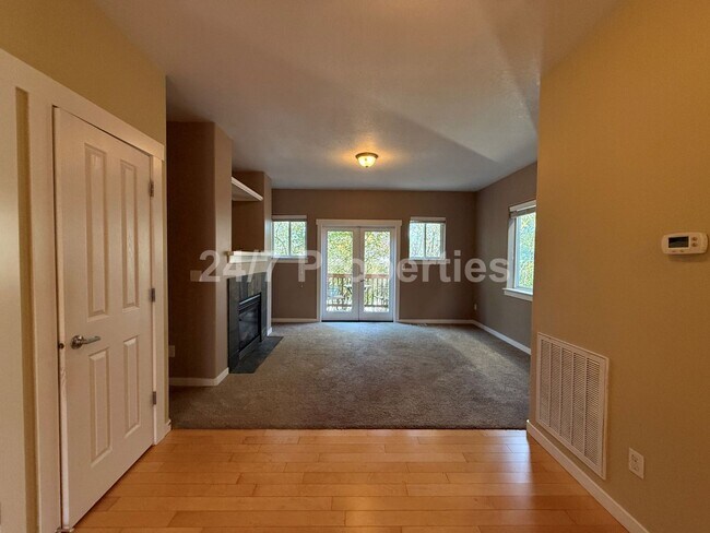 Foto del edificio - Cozy and Spacious Townhome w/ Deck & Balco...