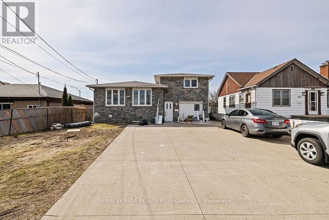 Building Photo - 354 Barton St E