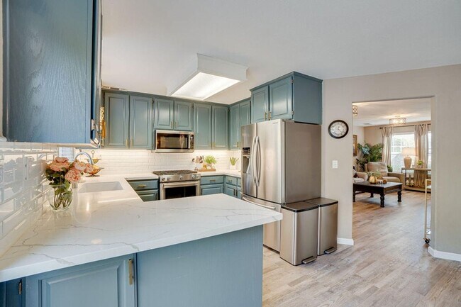 Foto del edificio - Spacious 4-Bedroom Home in Sought-After Lu...
