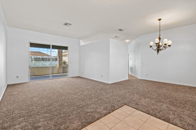 Building Photo - Clean large home