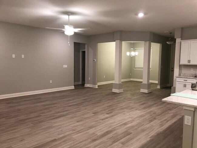 Foto del edificio - Like new, 2023 construction, four bedroom,...