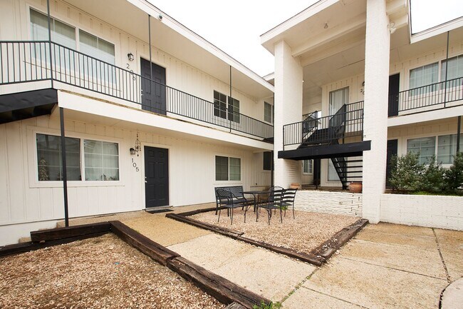 Building Photo - 1304 Mckie Dr