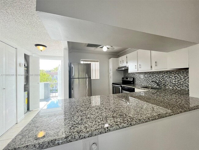 Foto del edificio - 8330 Sands Point Blvd