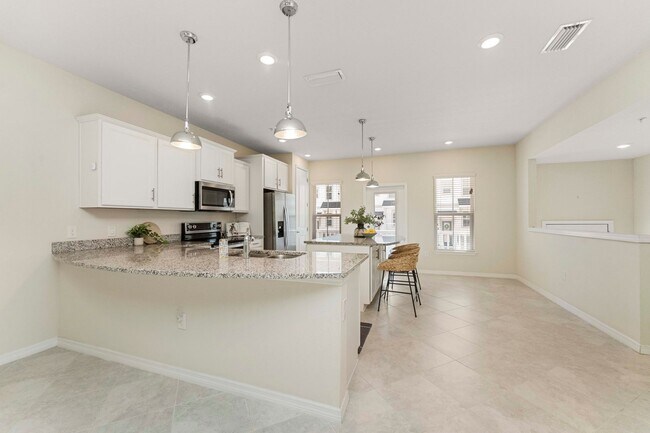 Foto del edificio - 4 bedroom/ 3.5 bathroom condo in the heart...