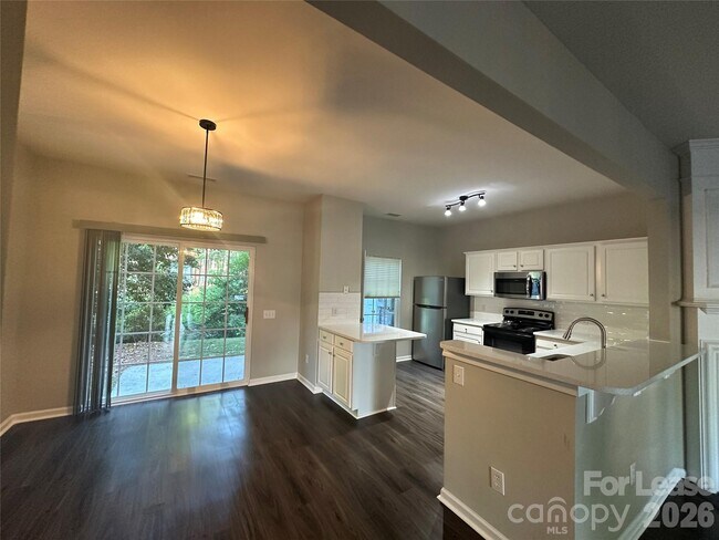 Foto del edificio - 6613 Rothchild Dr