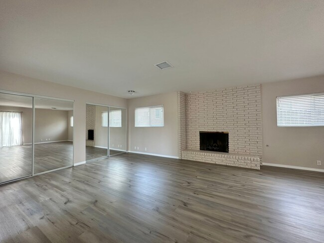 Foto del edificio - 4 Bedroom Home in College Area!