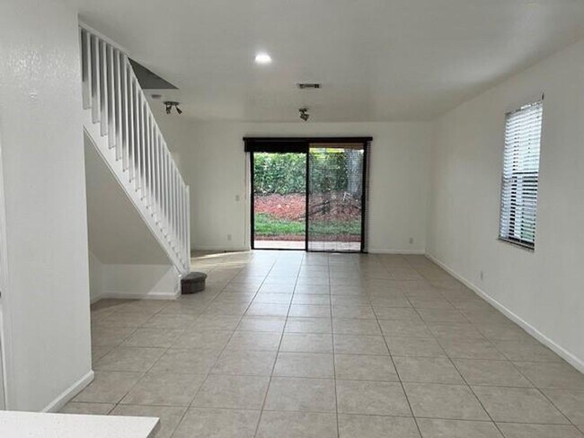Foto del edificio - 4150 Forest Dr