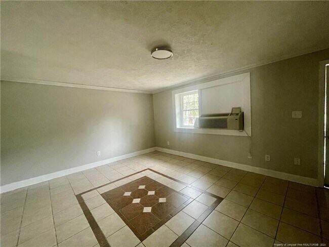 Building Photo - 1217 Pineview St