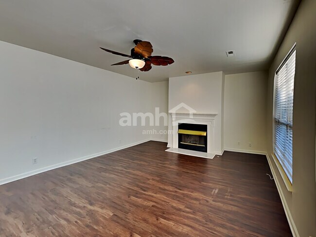 Foto del edificio - 120 Rose Garden Ln