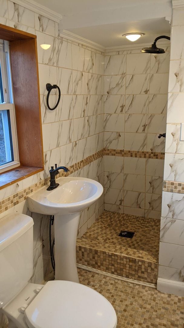 Building Photo - 2 bedroom 1 bath basement apartment with w...