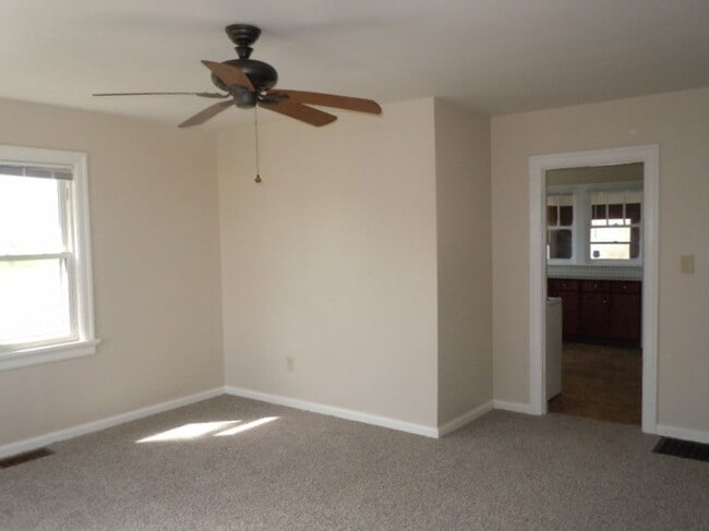 Building Photo - Two Bedroom Home on Over an Acre in Edards...