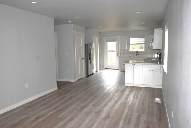 Building Photo - Spacious Town home.