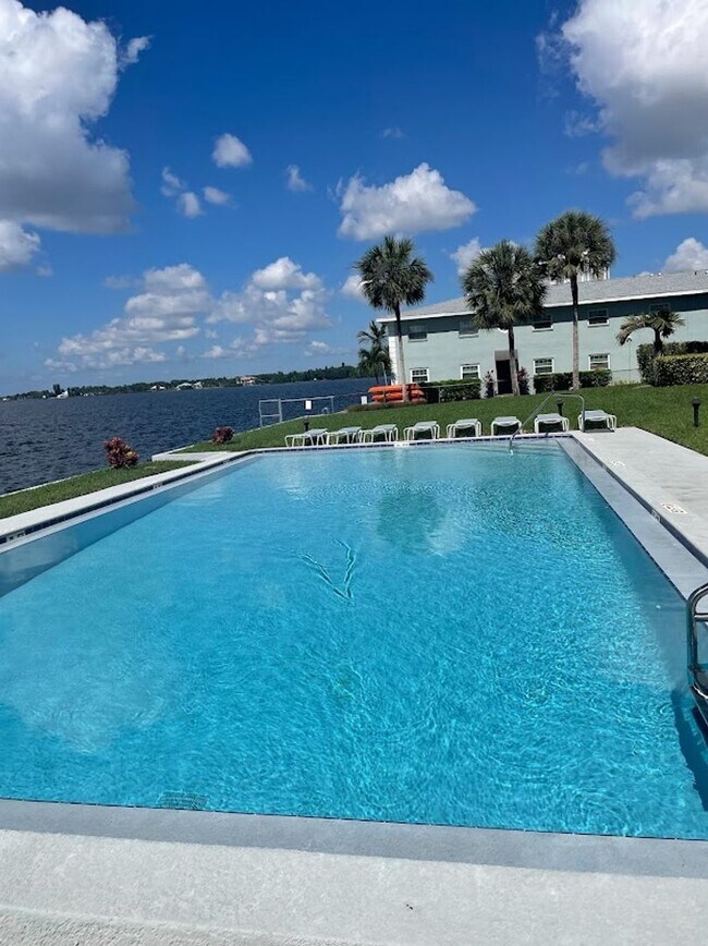 Foto del edificio - Stunning 8th floor Riverfront Condo