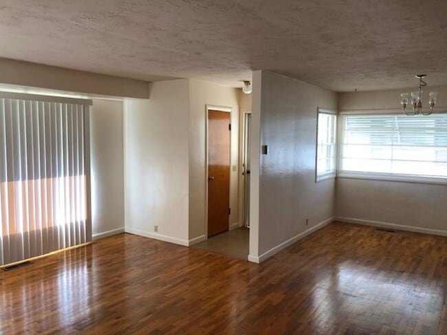 Building Photo - SINGLE LEVEL, 3 BEDROOM HOME WITH DETACHED...