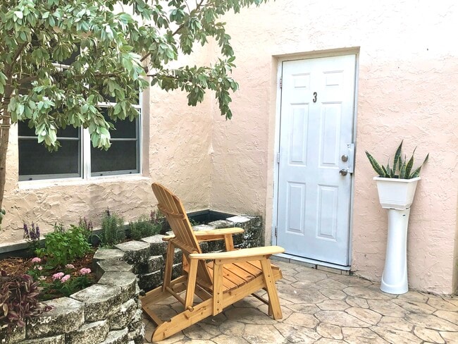 studio #3 - 1736 SW 12th St