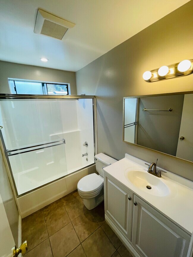 Building Photo - 2022 Eleanore Dr