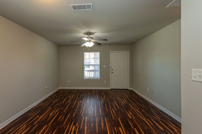 Foto del edificio - 2 bed, 1 bath in great location! Move in Special - $299 Deposit + $100 off 1st month's rent