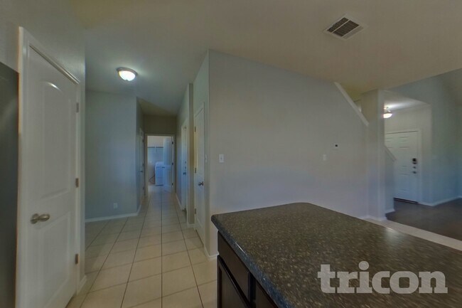 Foto del edificio - 240 Dragon Ridge Rd