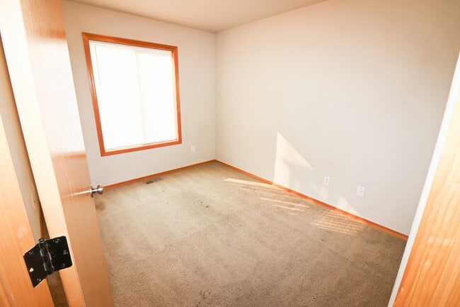 Building Photo - Townhome NE Bend