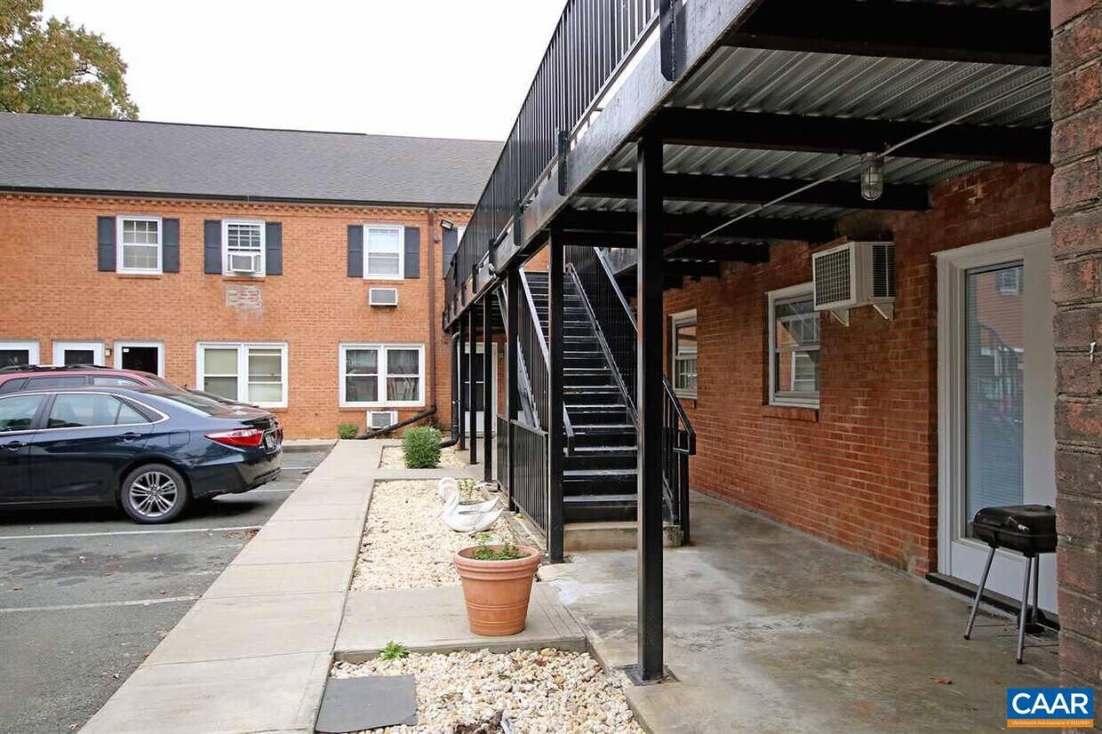 Primary Photo - 2114 Ivy Rd