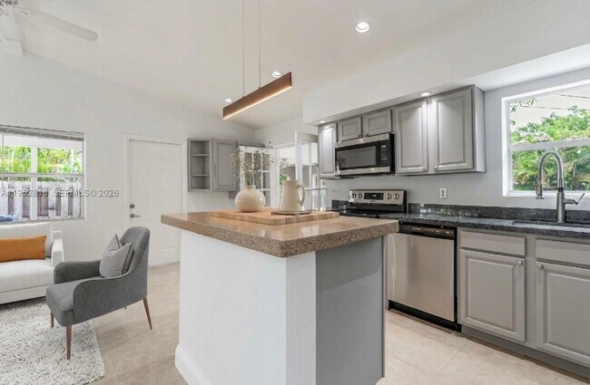 Foto del edificio - 1032 SW 22nd Ter