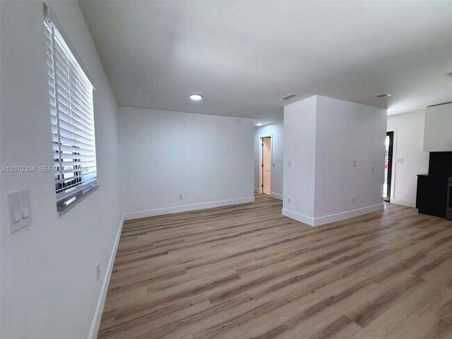 Foto del edificio - 226 Hispanola Rd