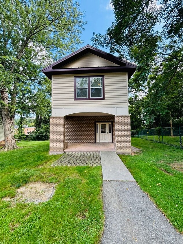 Primary Photo - 4 Bedroom 3.5 Bath House