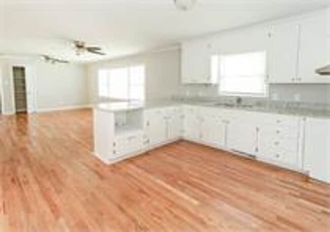 Building Photo - Spacious 3 Bedroom SFH