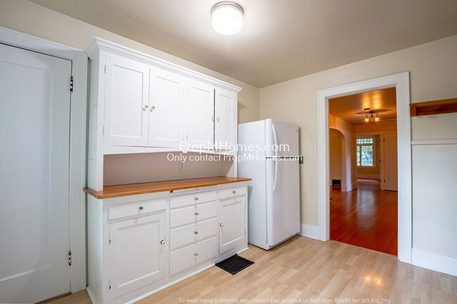 Building Photo - Cozy Three-Bedroom Duplex in Historic Irvi...