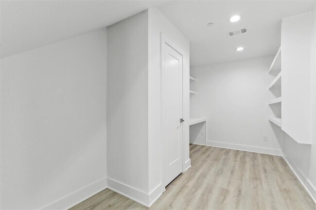 Building Photo - 708 W 9th St