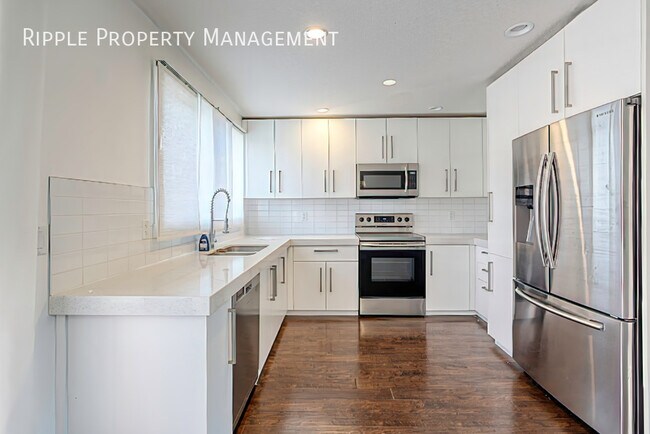 Photo du bâtiment - Modern 3 Beds, 2.5 Baths TownHouse | No Pets Allowed