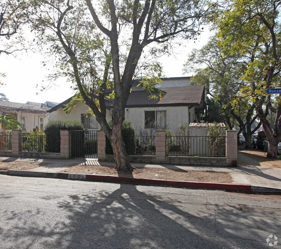 Foto del edificio - 4554 Russell Ave