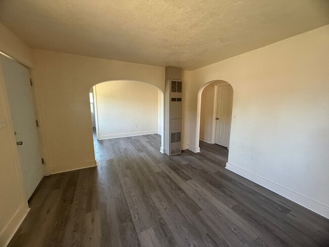Building Photo - 2 bedroom 1 bath House