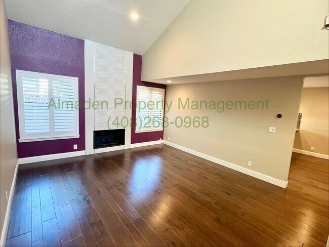 Foto del edificio - Remodeled Almaden Townhome next to Foothills!! Great Schools & Central A/C!!
