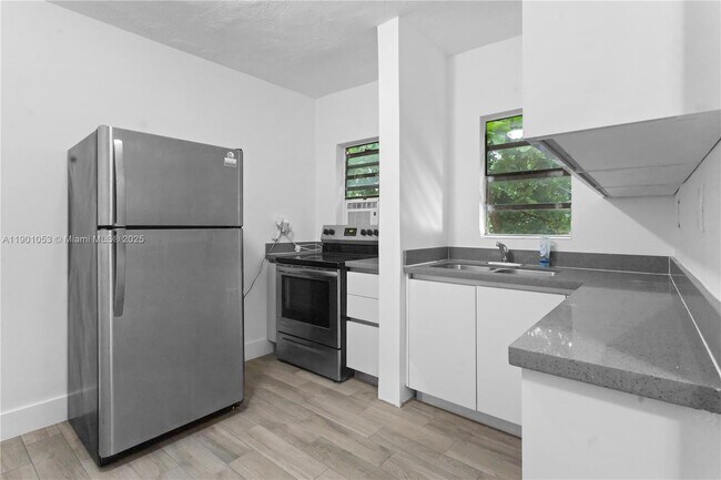 Foto del edificio - 27 NE 60th Terrace