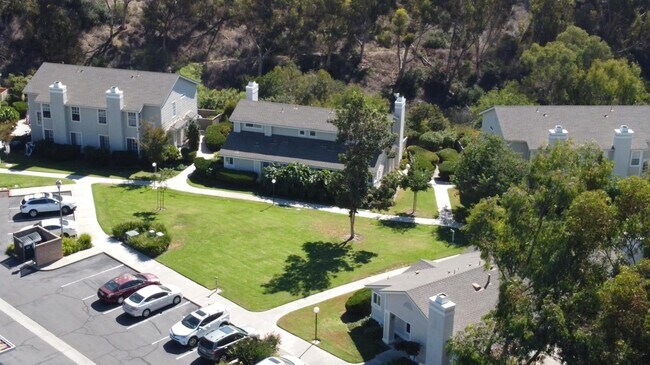 Building Photo - 2842 Hillsboro Ct