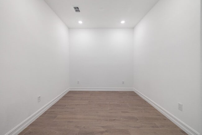 Building Photo - Estancia 3-Bed Retreat in Wesley Chapel wi...