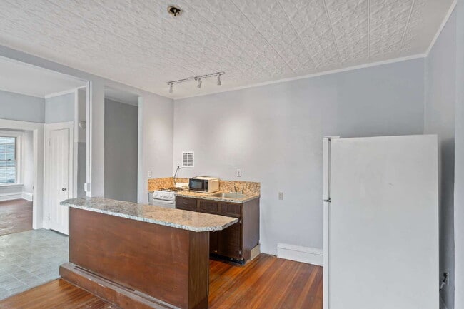 Building Photo - "Charming 1-Bedroom Retreat in the Heart o...