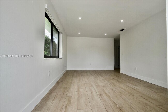 Foto del edificio - 3143 SW 26th St